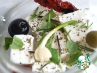 Antipasti-козий сыр маринованный с вялеными томатами, чесноком, оливками и ароматными травами ингредиенты