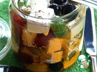 Antipasti-козий сыр маринованный с вялеными томатами, чесноком, оливками и ароматными травами ингредиенты