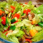 Овощной салат с зеленью и шампиньонами