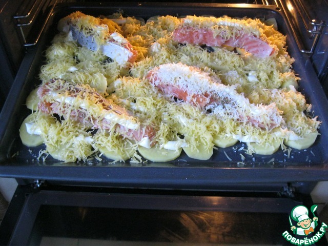Картофель запеченный с лососем под сыром
