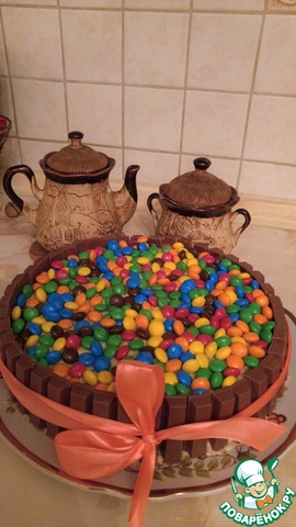 Торт с шоколадными вафлями и цветными драже