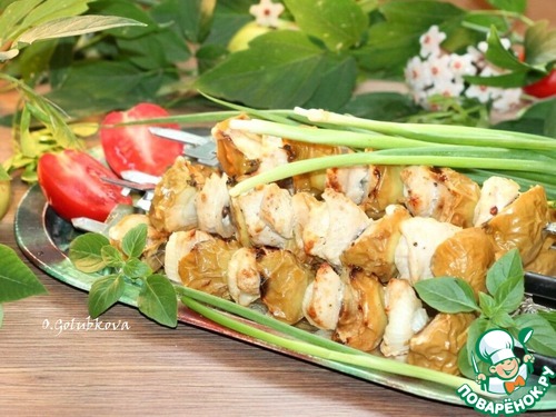 Шашлык из индейки с печеными яблоками