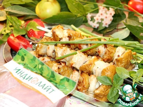 Шашлык из индейки с печеными яблоками