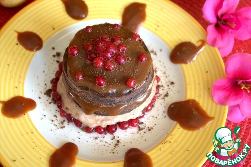 Шоколадно-карамельный десерт с брусникой