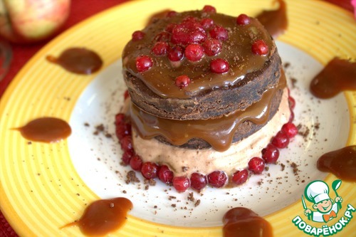 Шоколадно-карамельный десерт с брусникой