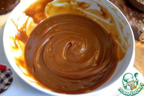 Шоколадно-карамельный десерт с брусникой