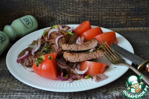 Говяжий стейк с маринованным красным луком