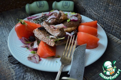 Говяжий стейк с маринованным красным луком