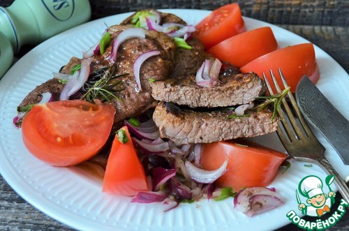 Говяжий стейк с маринованным красным луком