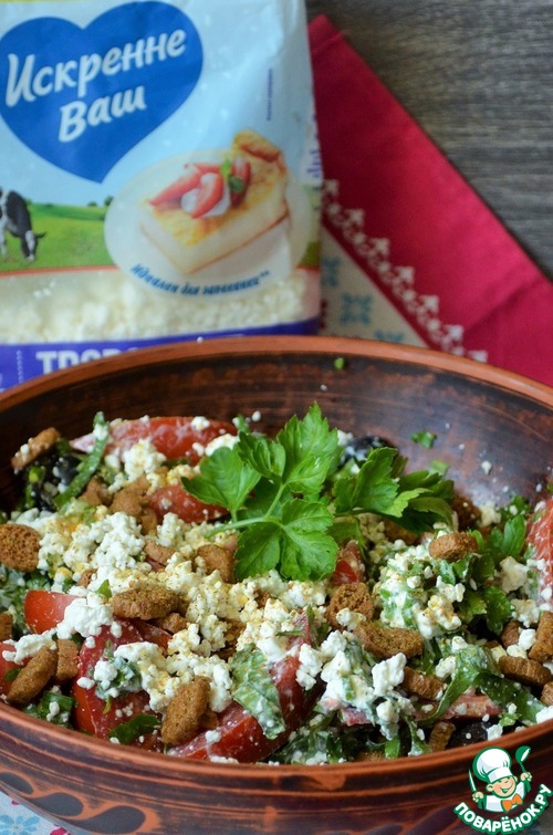 Салат с помидорами, творогом и зеленью