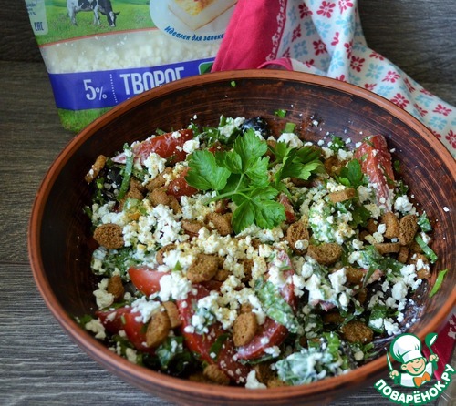 Салат с помидорами, творогом и зеленью