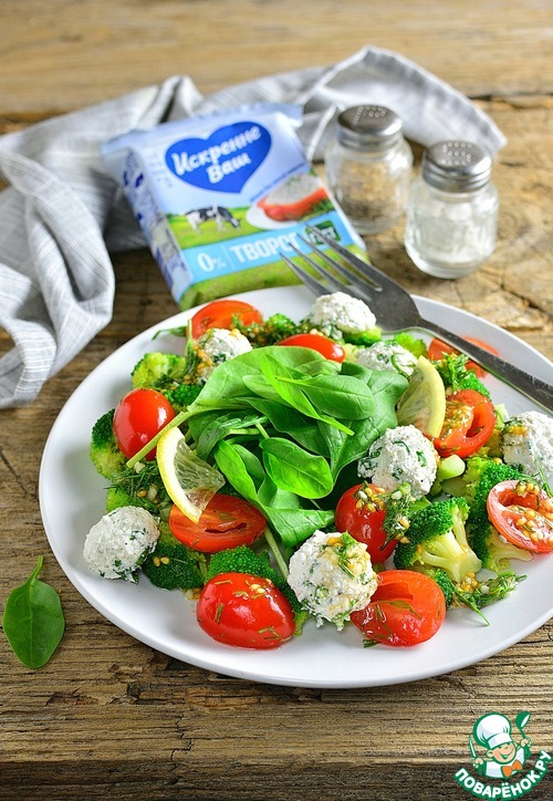 Салат из брокколи, черри и творога