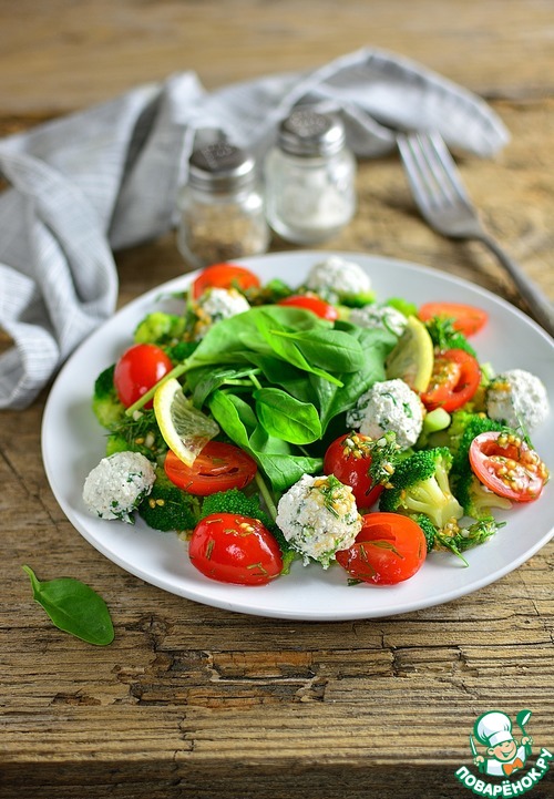 Салат из брокколи, черри и творога