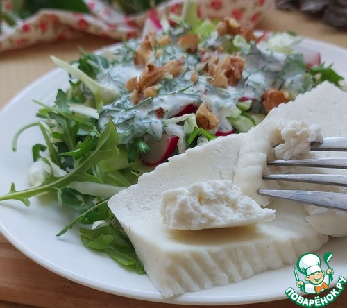 Овощной салат с вареным адыгейским сыром