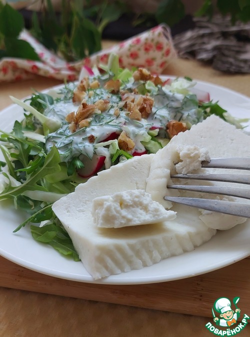 Овощной салат с вареным адыгейским сыром