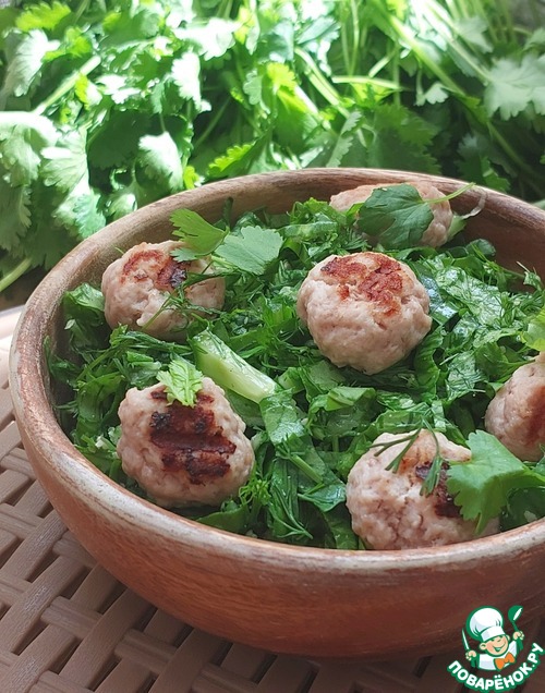 Травяной салат с огурцом и мини-котлетками