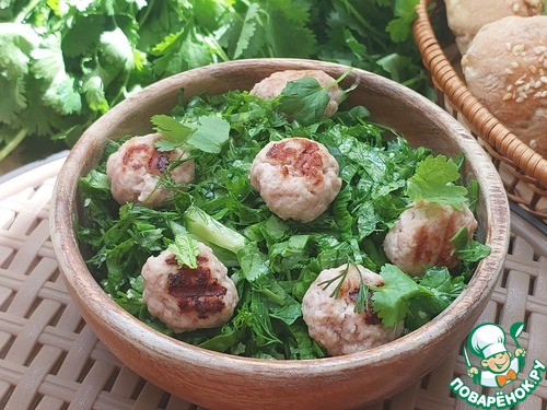 Травяной салат с огурцом и мини-котлетками