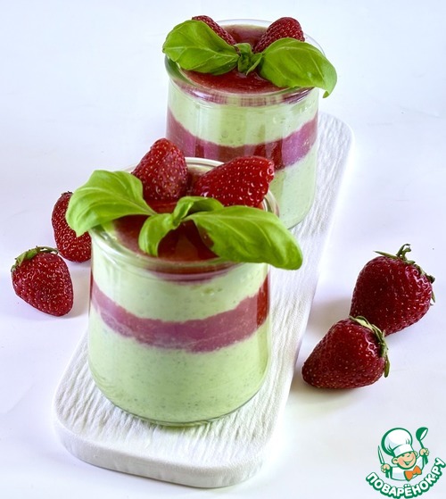 Десерт из йогурта с базиликом и клубникой