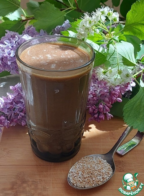 Амарантовый смузи из мангольда с клубникой