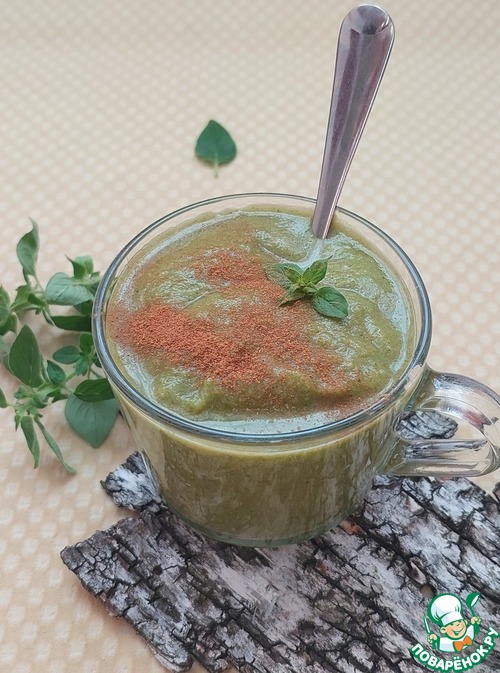 Смузи с брокколи, сушеными яблоками и мятой