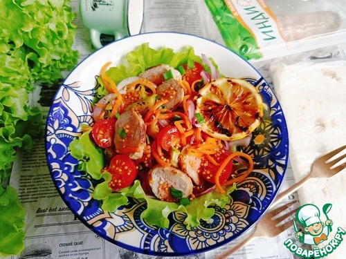 Салат с купатами и острой морковью