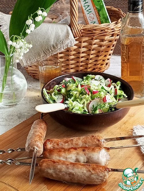 Салат с молодой капустой и редисом