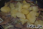 Печень с ананасами и луком, тушеная в ананасовом сиропе Печень свиная