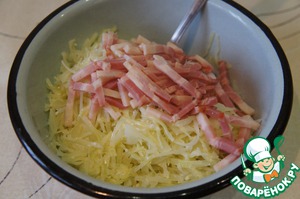 Кулебяка с капустой, беконом и яйцами – кулинарный рецепт