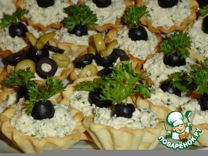 Tartlets with cheese and chicken appetizer