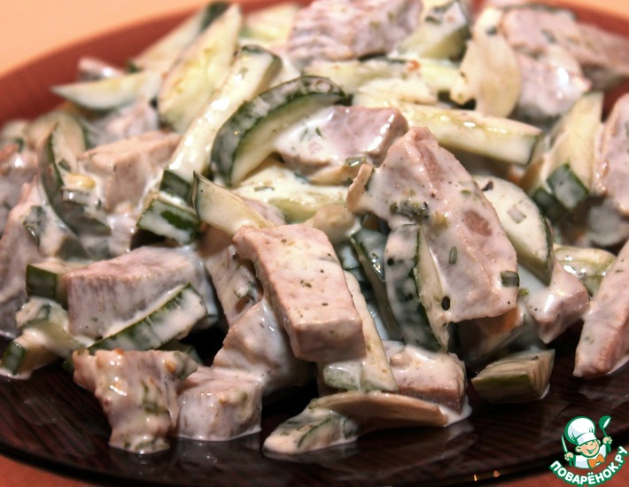 Рецепт: Мясной салат со свежим огурцом и чесноком