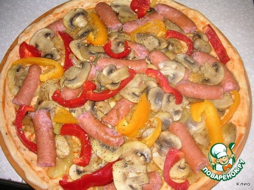 Грибами с копченой колбасой с. Пицца с копченой колбасой и грибами. Пицца с грибами и сырокопчёной колбасой. Тортик с копчёной колбаской. Пицца с грибами и колбасой и перцем рецепт.