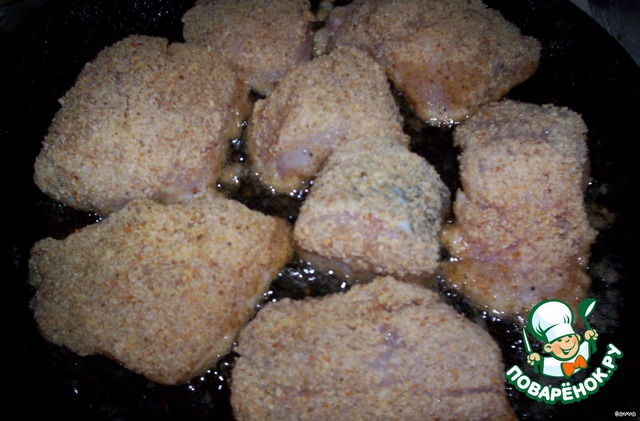 котлета по киевски в сухарях. куриные котлеты в панировке на сковороде. биточки рыбные в сухарях. котлеты в панировке готовые. обвалянный в сухарях.