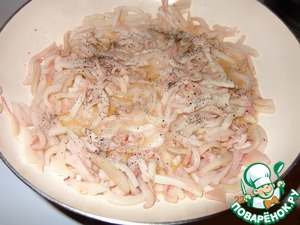 Кальмары, фаршированные грибами и сыром под сливочным соусом