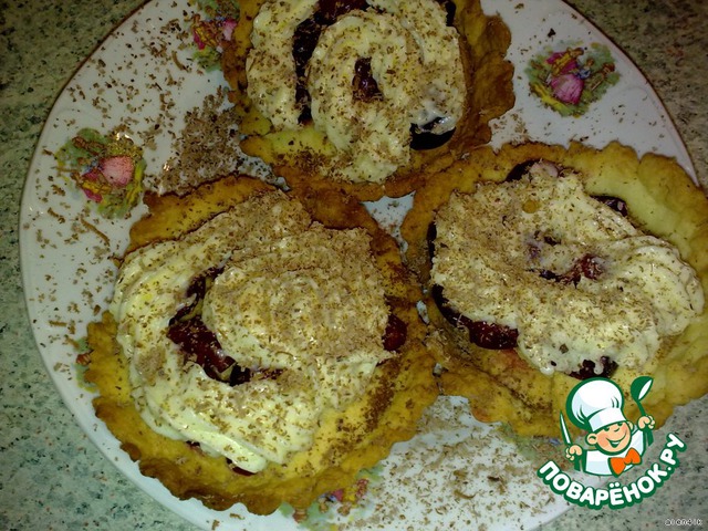 Tarts with cream and cherry