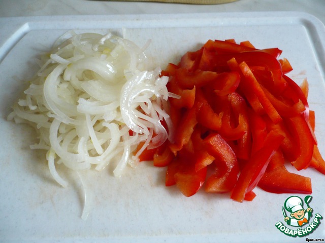 Добавляем нарезанный перец и лук. Добавляем нарезанный перец и лук. Добавляем нарезанный перец и лук. Болгарский перец нарезанный. Добавляем нарезанный перец и лук.