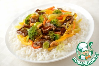 Рецепт: Жареная говядина с рисом, овощами и грибами