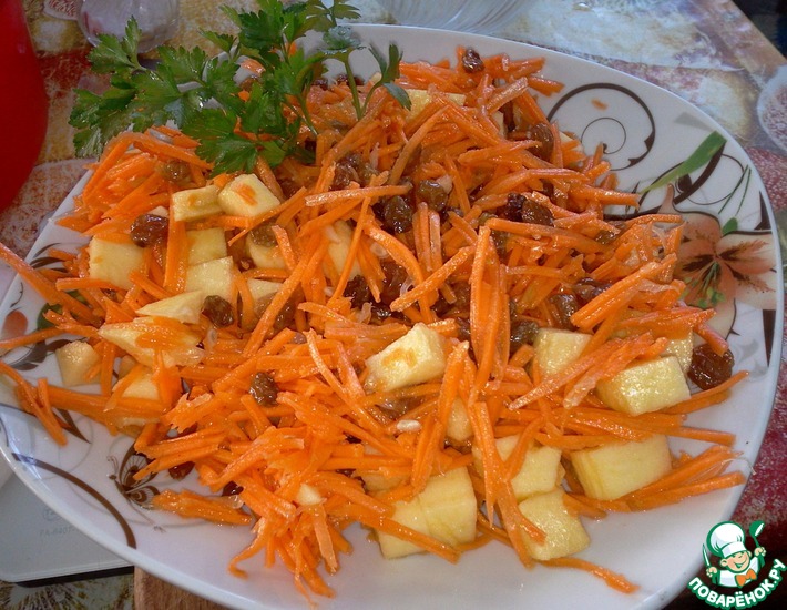 Рецепт: Салат из моркови, яблока и изюма