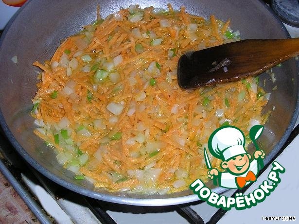 Рис с луком и морковью в мультиварке. Плов с огурцом луком морковкой. Рисовый торт и моркови с луком пережаренный.