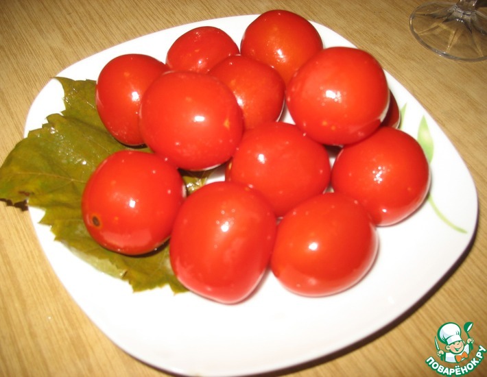Рецепт: Квашеные помидоры в виноградных листьях