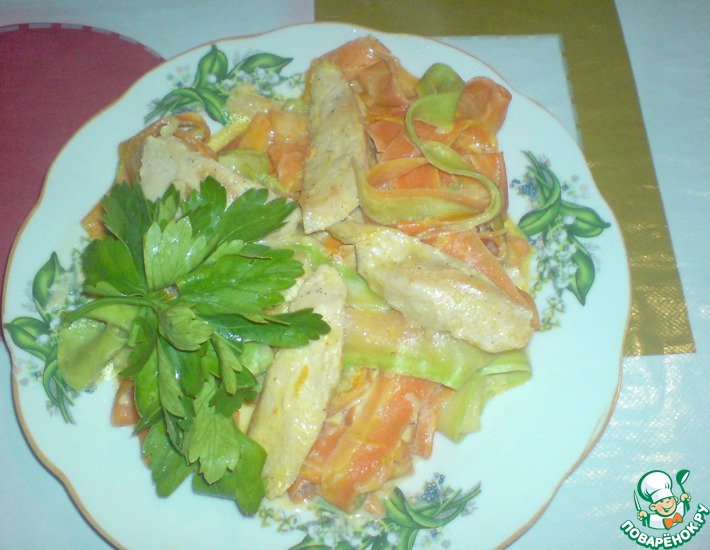 Рецепт: Овощная лапша с филе цыпленка в сливочном соусе с соком и цедрой апельсина
