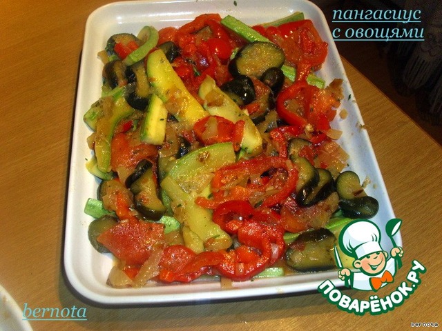 Пангасиус с овощами в духовке. Пангасиус с овощами. Пангасиус запеченный с овощами. Рыба пангасиус в духовке с овощами.