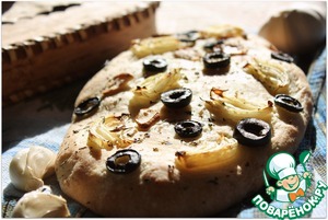 Рецепт Фокачча с шафраном, луком, чесноком и маслинами
