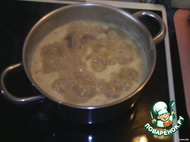 говяжья печень в сливках. куриная печень тушеная в сливках. говяжья печень в сливках. рецепт говяжьей печени в сливках. печень говяжья в сметане с луком на сковороде.