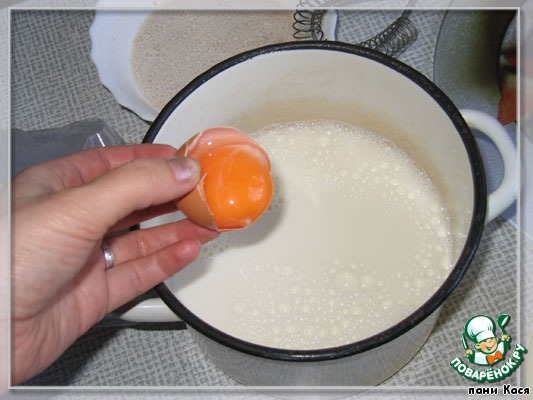 Смазать тесто белком. Тест с белком и желтками. Выливаем белки в тесто. Для смазки теста белок или желток.