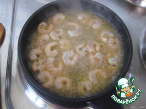 Сырная яичница с креветками и помидорками, пошаговый рецепт на 807 ккал, фото, ингредиенты - ТаИс