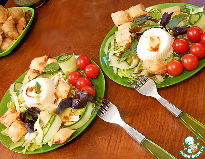 Рецепт: Салат с равиоли и яйцом-пашот