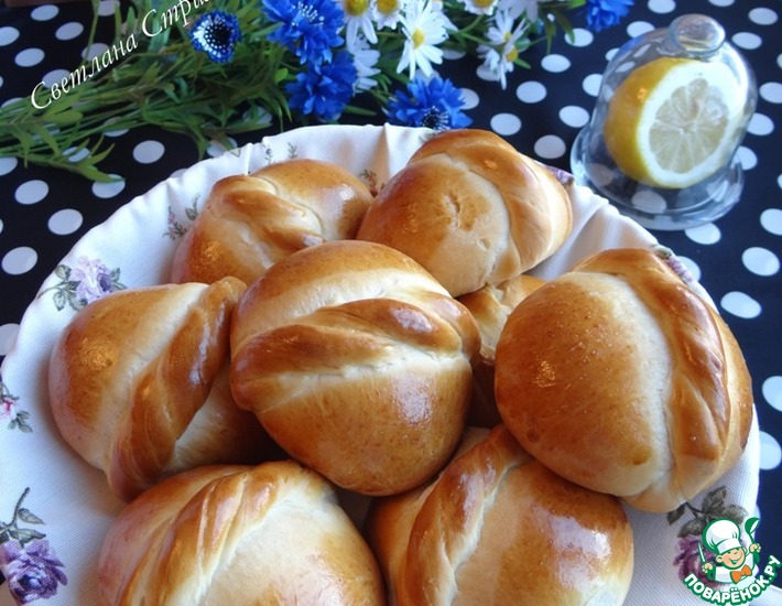 Булочка с сыром. Булочки со шпеком. Плюшки с медом.