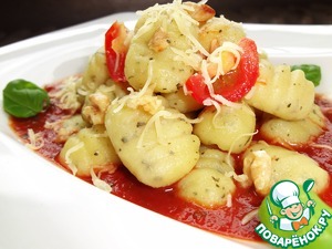 Рецепт Картофельные ньокки с базиликом и грецким орехом в томатном соусе