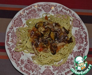 Рецепт Спагетти с морепродуктами и томатно-луковым соусом