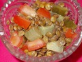 салат из чечевицы с соленым огурцом и помидороми